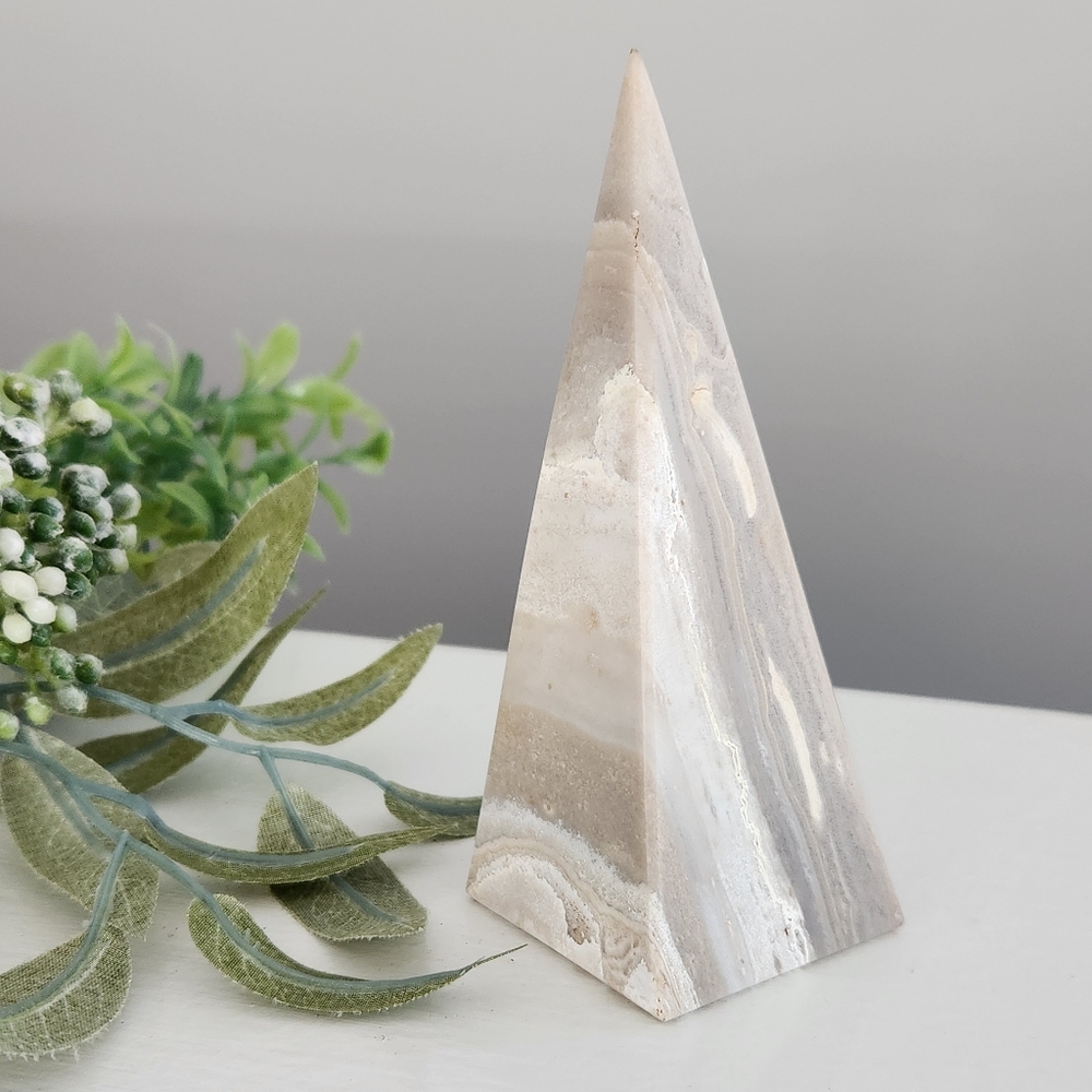 Agate tall pyramid point